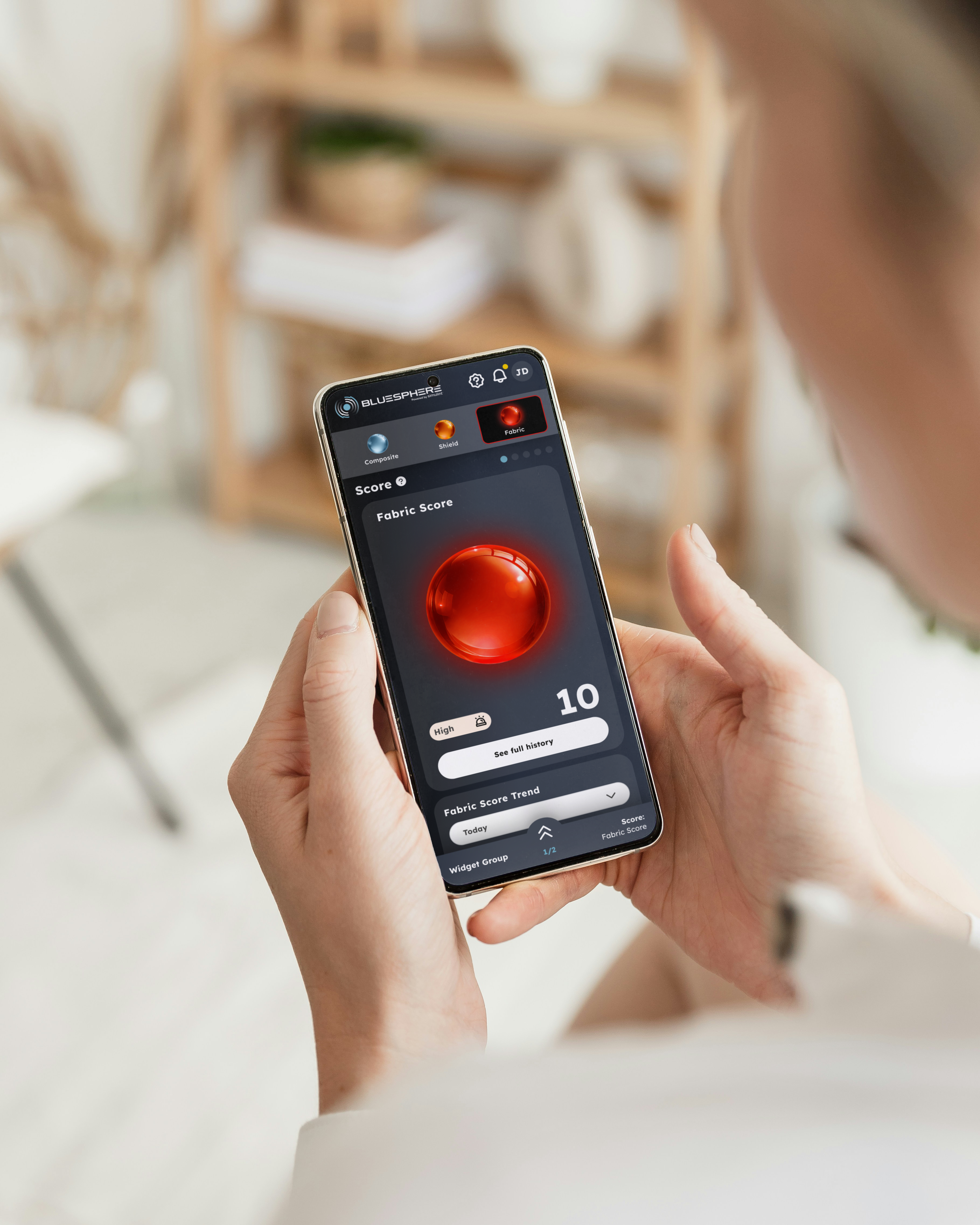 Mano sosteniendo un teléfono con la app de BlueSphere.