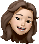 Memoji de Erika Pinedo sonriendo con aretes dorados, representando innovación con IA