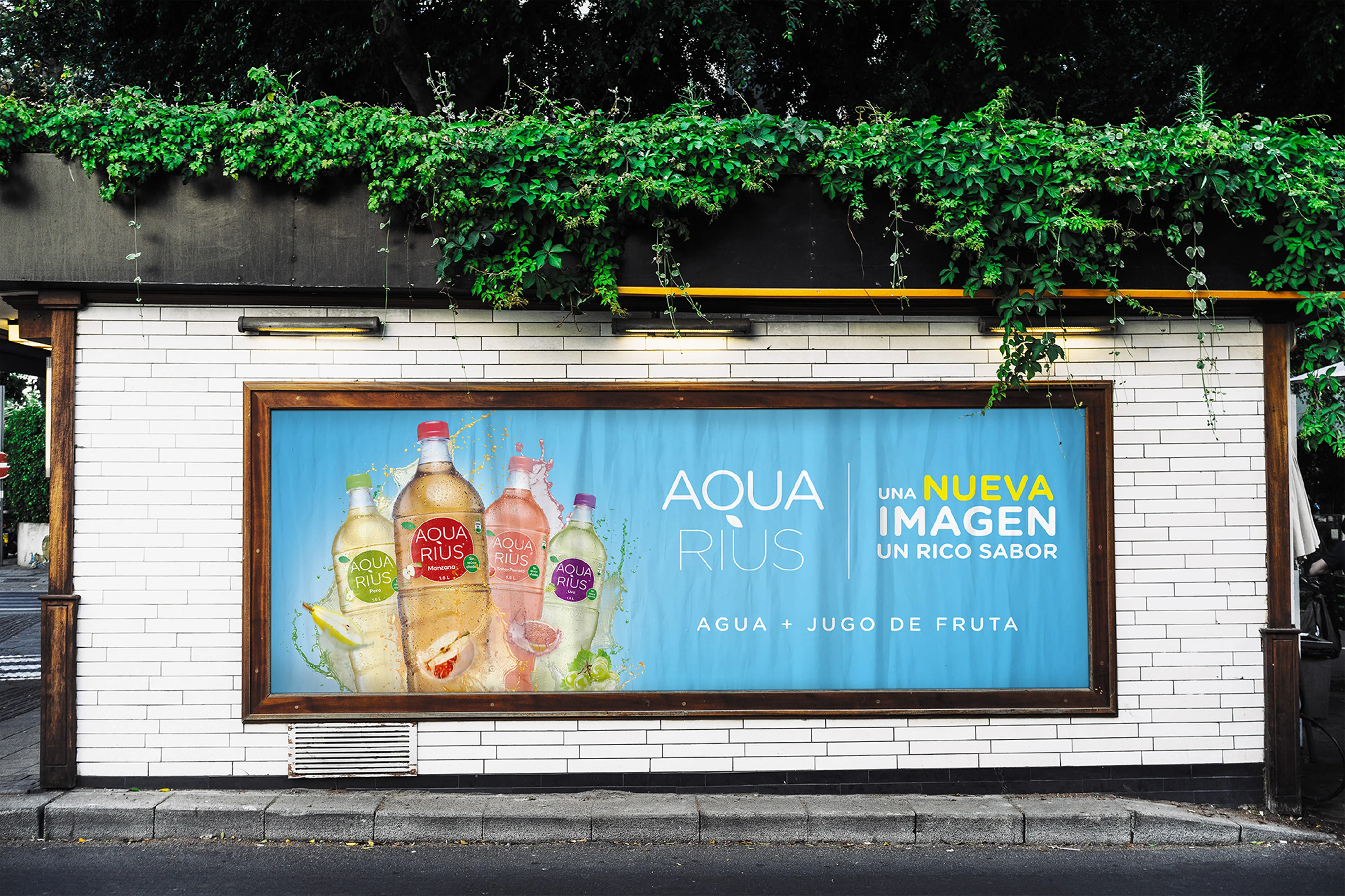 Mockup de valla publicitaria Aquarius en entorno urbano con vegetación: una nueva imagen, un rico sabor.