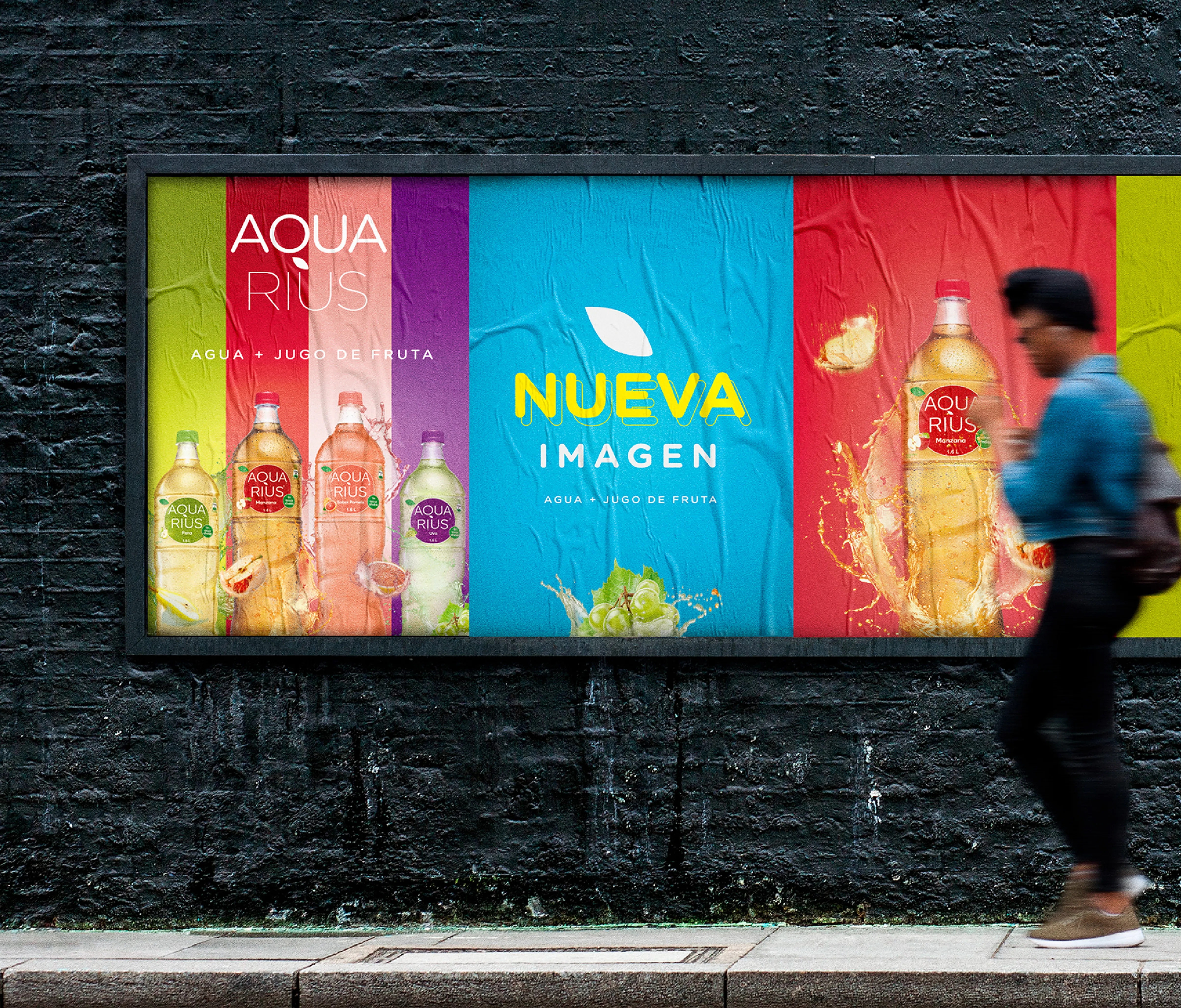 Mockup de valla publicitaria Aquarius con el sistema de franjas de color por sabor y claim 'Nueva imagen'.
