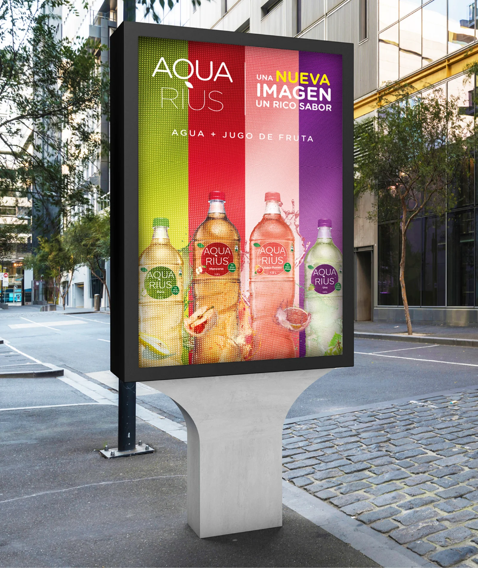 Mupi urbano con afiche Aquarius 'Una nueva imagen, un rico sabor' con las cuatro botellas sobre fondo de color por sabor.