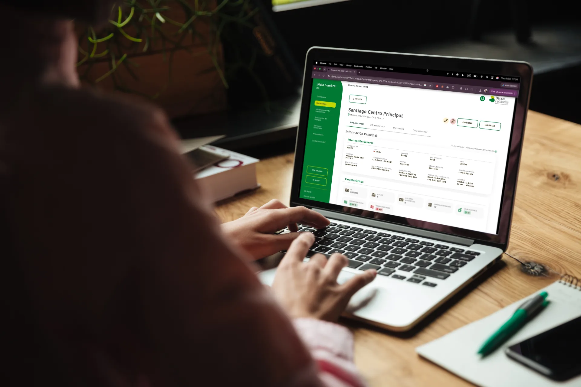 Diseñadora trabajando en IPS, el sistema de información de sucursales de Banco Falabella