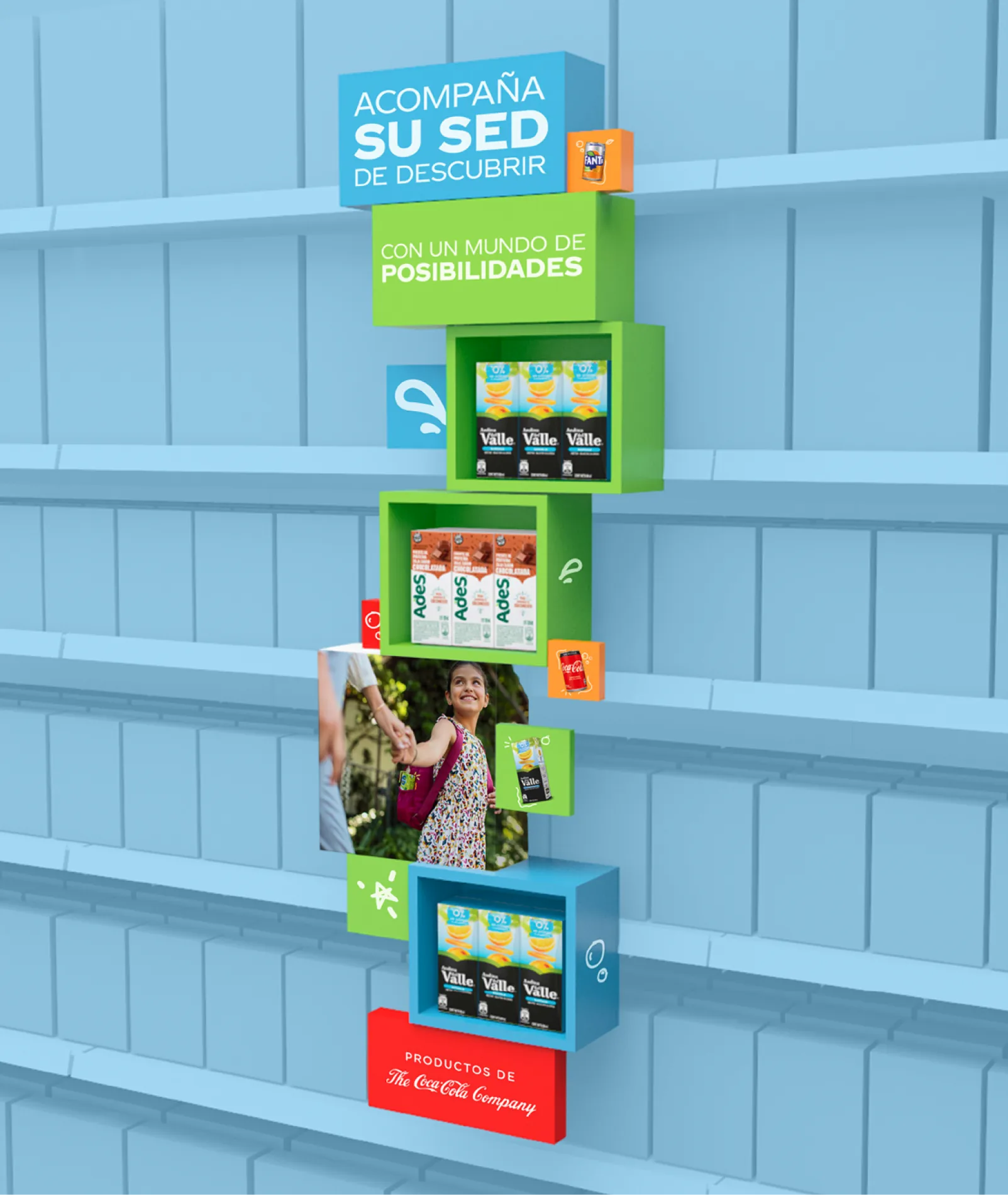 Torre de góndola modular Plataforma KIDS con bloques celeste y verde, mensaje Acompaña su sed de descubrir con un mundo de posibilidades y endorsement de The Coca-Cola Company.