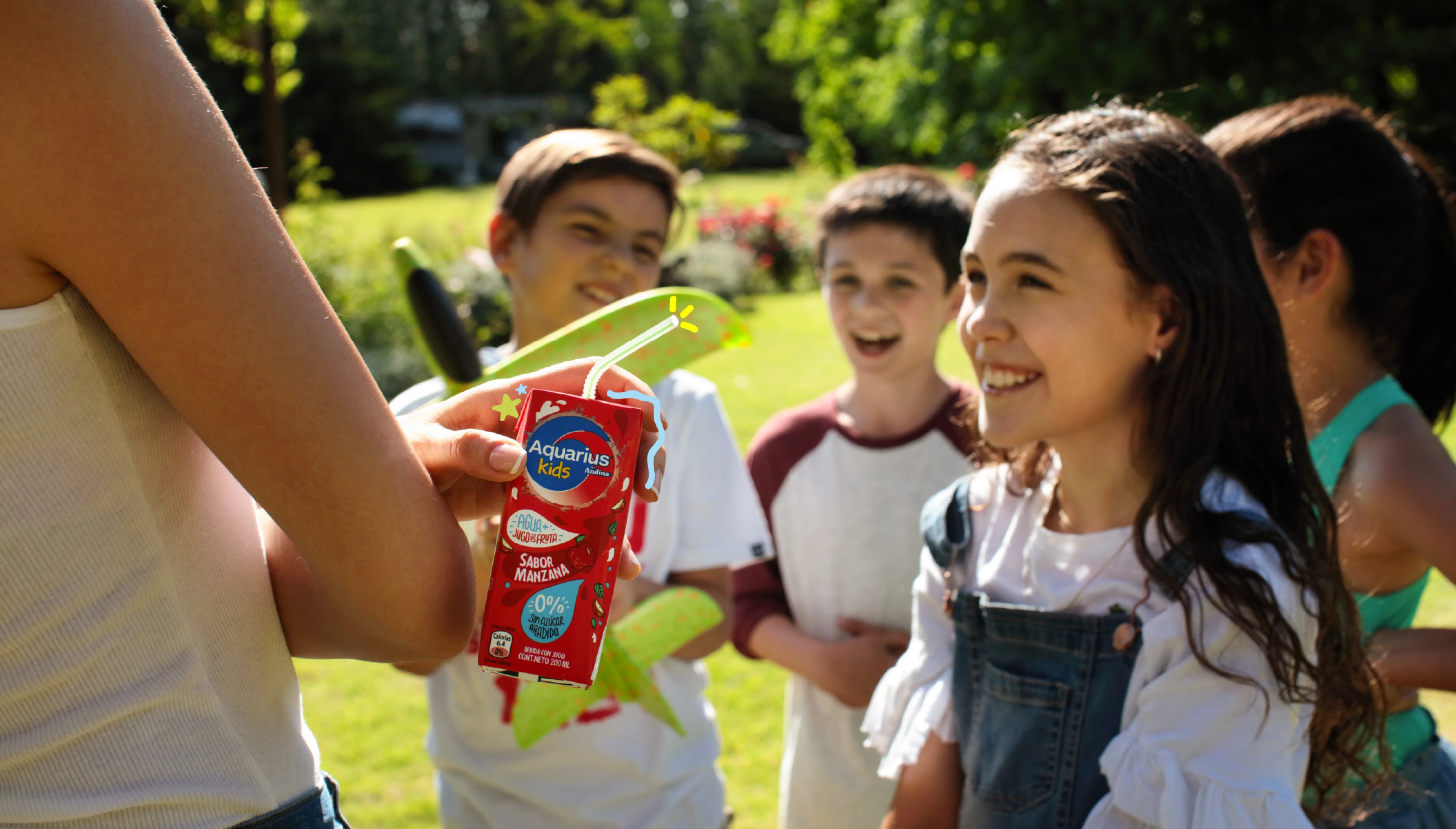 Grupo de niños compartiendo un jugo Aquarius Kids en el shooting de la campaña Plataforma KIDS Coca-Cola.